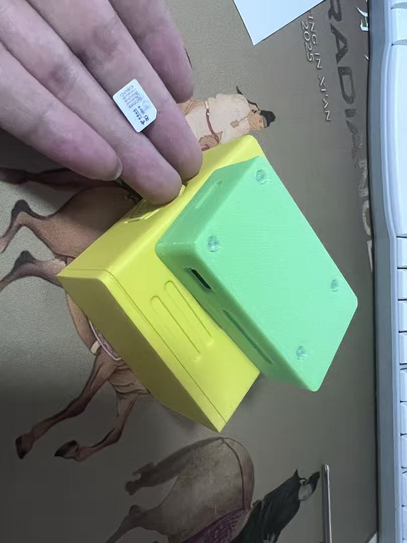 SIM 卡插卡方向示意图